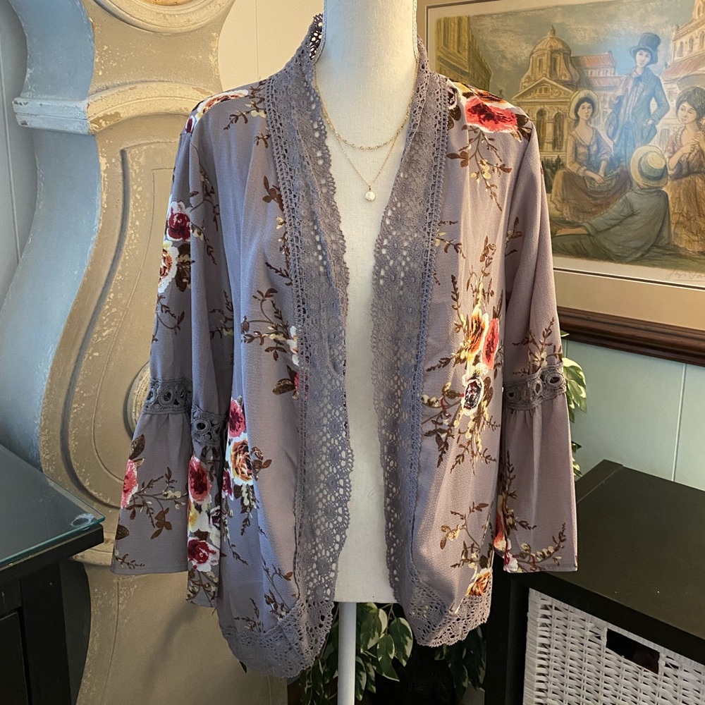 Limelush grey floral kimono with lace details